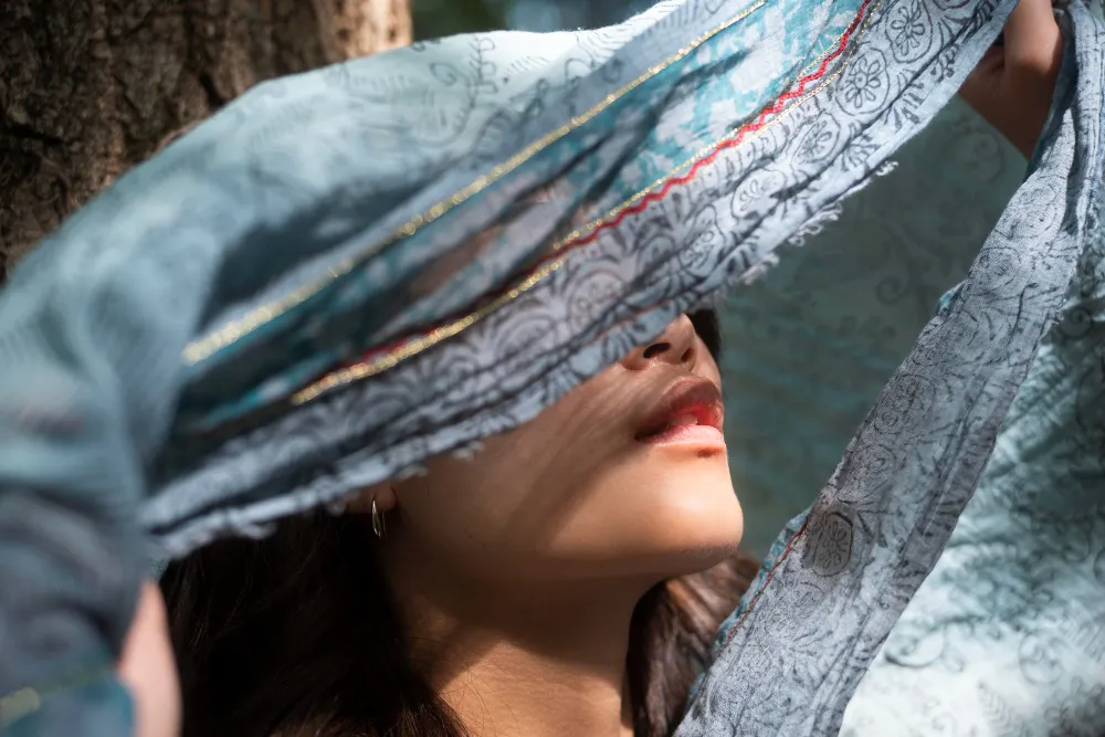 Foulard de créateur en soie aux motifs abstraits et couleurs vives, illustrant l'originalité et le raffinement des accessoires artisanaux.