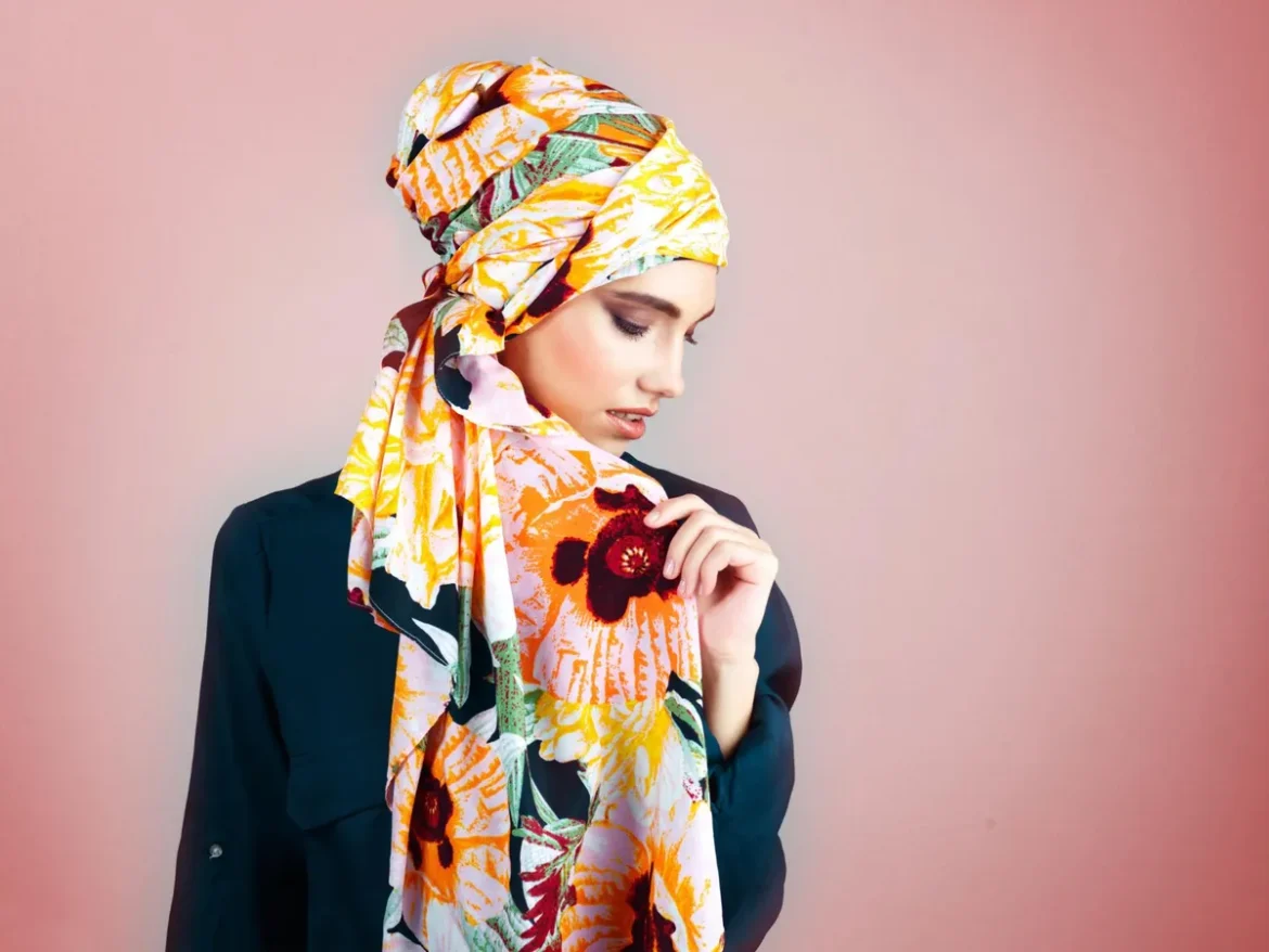 Foulard de créateur en soie aux motifs originaux, symbole d'élégance et d'artisanat